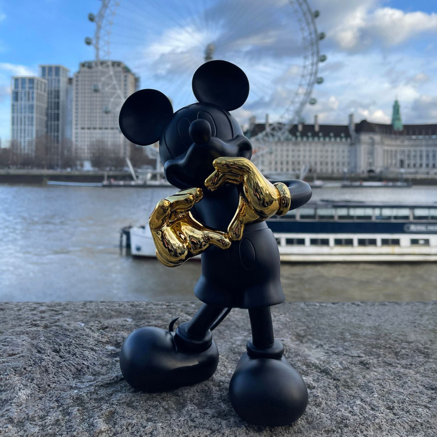 Mickey with Love Resin Figurine, BG (H:30cm Small Edition)