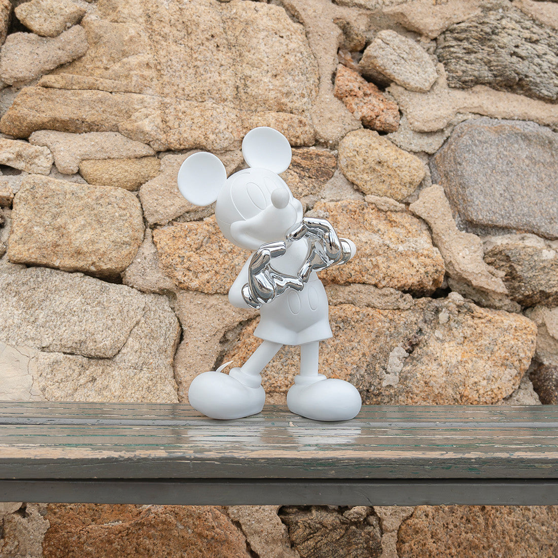 Mickey with Love Resin Figurine (30 cm Small Edition)